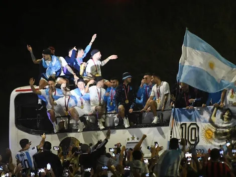 VIDEO | Papu le pidió permiso a Messi y ¡le tiró plata a la gente!