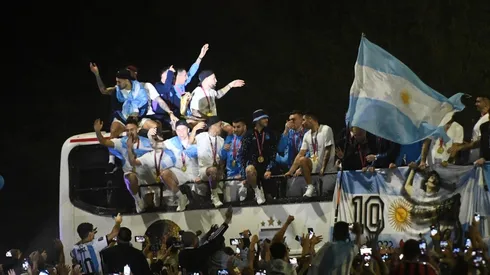 Papu le pidió permiso a Messi y ¡le tiró plata a la gente!