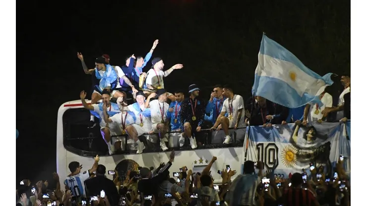 Papu le pidió permiso a Messi y ¡le tiró plata a la gente!