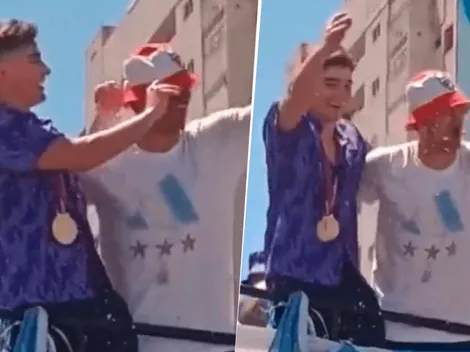 VIDEO | Julián le calzó el gorro de River a Scaloni y los hinchas del Millo deliraron