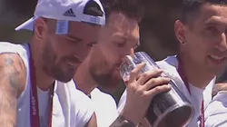 Lionel Messi y compañía disfrutan de una bebida durante los festejos de la Selección Argentina (Foto: Captura)
