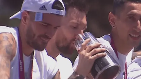 Lionel Messi y compañía disfrutan de una bebida durante los festejos de la Selección Argentina (Foto: Captura)