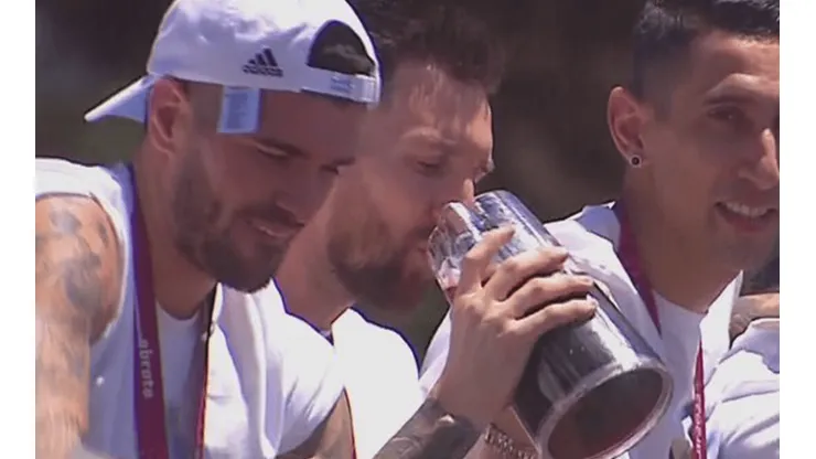 Lionel Messi y compañía disfrutan de una bebida durante los festejos de la Selección Argentina (Foto: Captura)