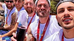 VIDEO | "Parecemos brasileros": fernet en mano, el canto del plantel argentino en el arranque de la caravana