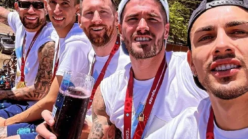 VIDEO | "Parecemos brasileros": fernet en mano, el canto del plantel argentino en el arranque de la caravana