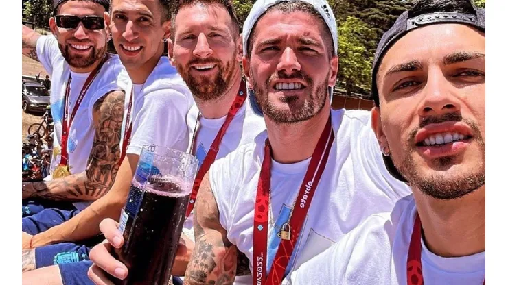 VIDEO | "Parecemos brasileros": fernet en mano, el canto del plantel argentino en el arranque de la caravana