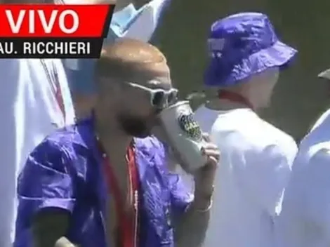 ¿Y si te llama Román? Papu Gómez, tomando en un vaso de Boca