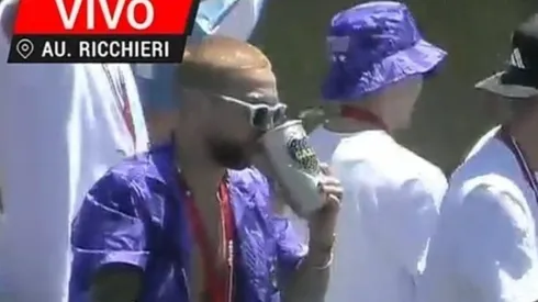 ¿Y si te llama Román? Papu Gómez, tomando en un vaso de Boca