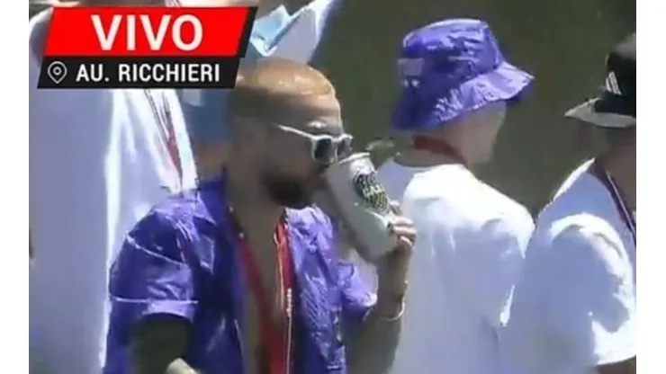 ¿Y si te llama Román? Papu Gómez, tomando en un vaso de Boca