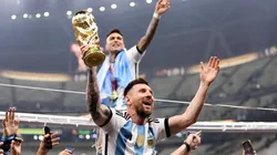 El incómodo momento que vivió Messi en plena celebración del título en Qatar.