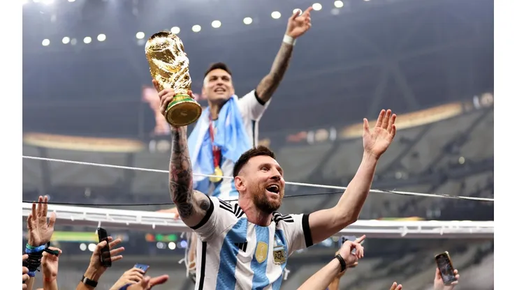El incómodo momento que vivió Messi en plena celebración del título en Qatar.