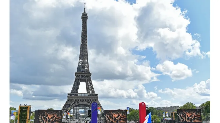 ¿Es verdad que la Torre Eiffel de París se iluminó con la bandera de Argentina?