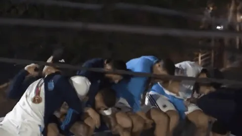 Un peligro: un cable casi engancha a Messi, Di María, Paredes, De Paul y Otamendi