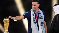 ¡También es tuya, Lioenel! Scaloni acaricia la Copa del Mundo, la más linda de todas