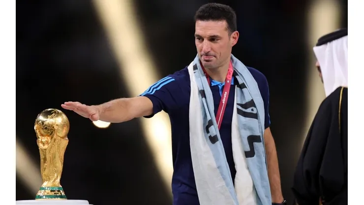 ¡También es tuya, Lioenel! Scaloni acaricia la Copa del Mundo, la más linda de todas