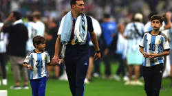 Lionel Scaloni, junto a sus hijos, en los festejos tras la conquista del Mundial de Qatar 2022