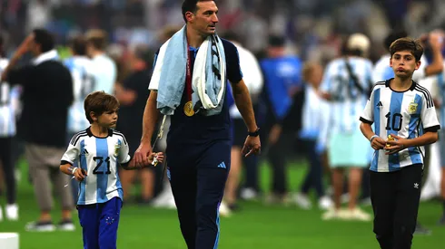 Lionel Scaloni, junto a sus hijos, en los festejos tras la conquista del Mundial de Qatar 2022