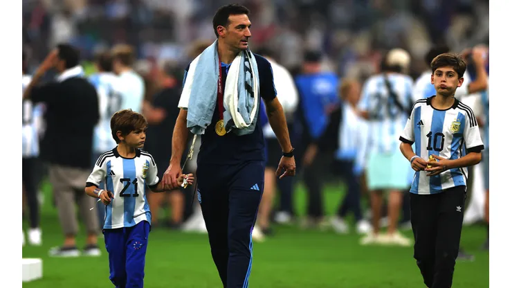 Lionel Scaloni, junto a sus hijos, en los festejos tras la conquista del Mundial de Qatar 2022