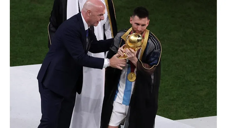 La sorprendente túnica que Lionel Messi lució al llevar la copa del mundo.