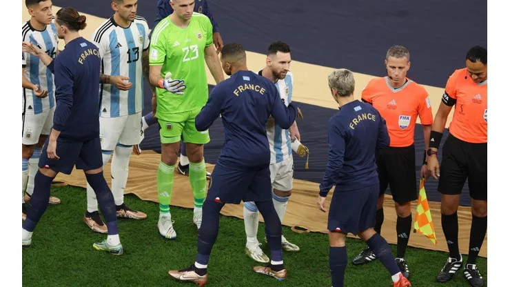 El saludo entre Messi y Mbappé que no se vio en la transmisión
