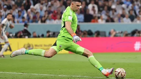 ¿Rompe el mercado? El gigante de Europa que tiene en carpeta al Dibu Martínez