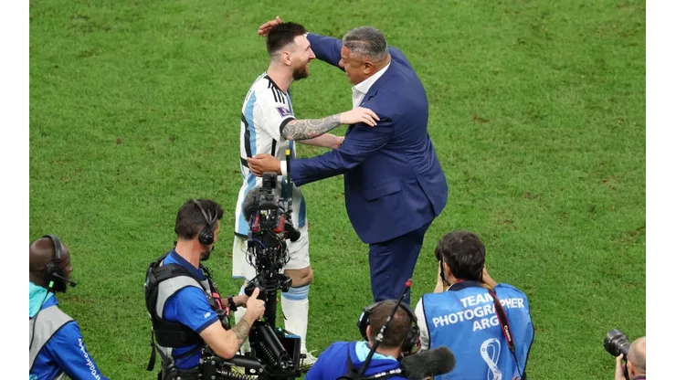 Lionel Messi y Claudio Tapia, tras la clasificación a la final.
