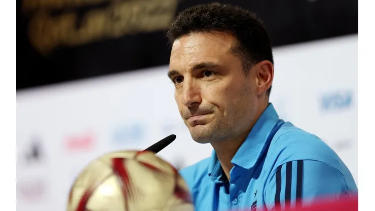 La emoción de Scaloni por los no convocados que viajaron a Qatar: "Se matan por la camiseta"