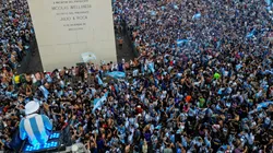 Los festejos de los hinchas argentinos en el Obelisco de Buenos Aires.