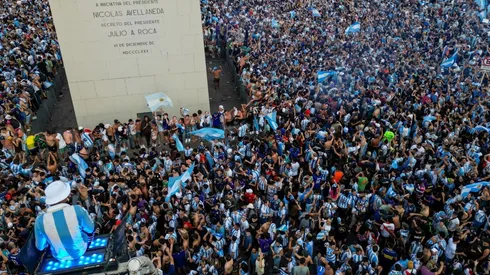 Los festejos de los hinchas argentinos en el Obelisco de Buenos Aires.
