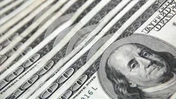 Descubre cómo reconocer los billetes de 100 dólares falsos.