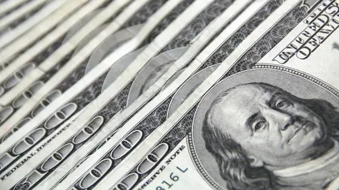 Descubre cómo reconocer los billetes de 100 dólares falsos.