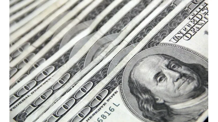 Descubre cómo reconocer los billetes de 100 dólares falsos.