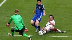 Lionel Messi disputando el balón frente a los jugadores alemanes.