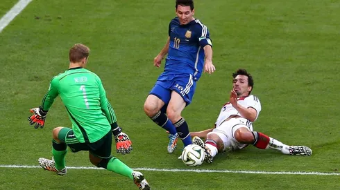 Lionel Messi disputando el balón frente a los jugadores alemanes.