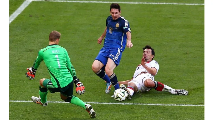 Lionel Messi disputando el balón frente a los jugadores alemanes.