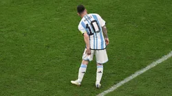 Lionel Messi se toma su pierna izquierda en pleno partido frente a Croacia.