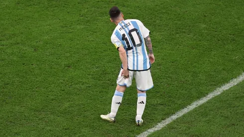 Lionel Messi se toma su pierna izquierda en pleno partido frente a Croacia.