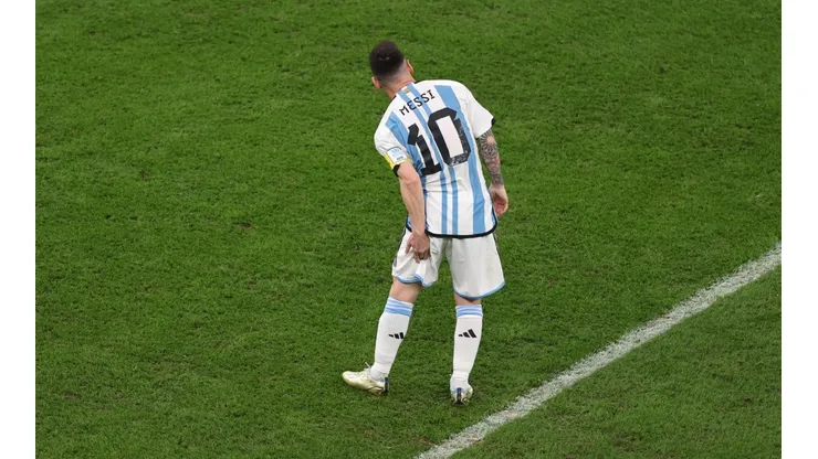 Lionel Messi se toma su pierna izquierda en pleno partido frente a Croacia.
