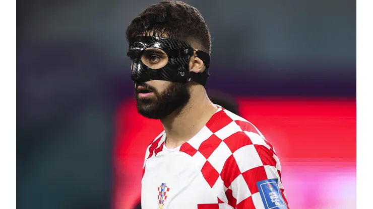 Josko Gvardiol utiliza una máscara protectora durante el Mundial de Qatar 2022