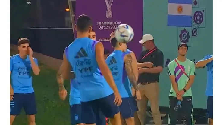 Ejercicios físicos, movimientos con pelota y una duda para Scaloni: ¿Sigue la línea de cinco?