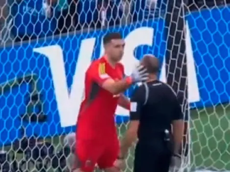 VIDEO | Nadie se dio cuenta de lo que le hizo el Dibu Martínez al árbitro en plena tanda de penales