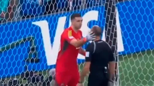 VIDEO | Nadie se dio cuenta de lo que le hizo el Dibu Martínez al árbitro en plena tanda de penales
