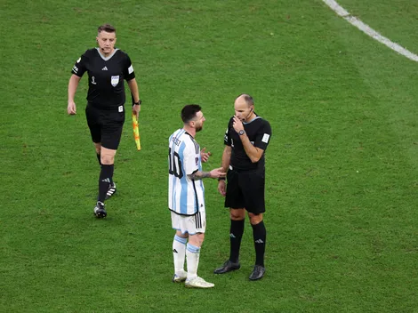 ¿Qué le dijo? Messi le fue a hablar al árbitro apenas terminó el primer tiempo