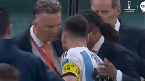 VIDEO | Tuvieron que frenarlo: Messi encaró a Van Gaal y se puso cara a cara tras el triunfo