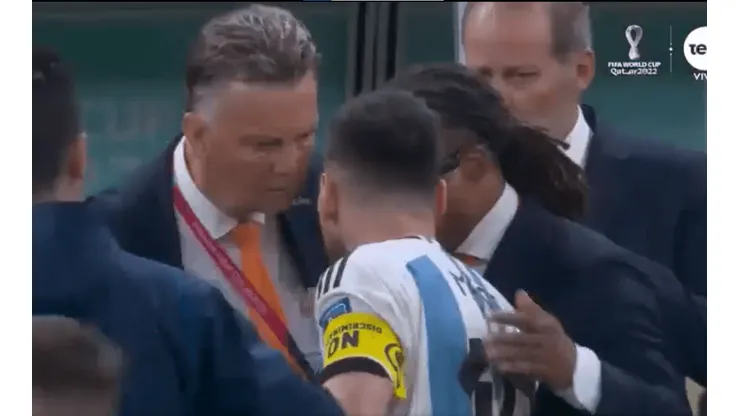 VIDEO | Tuvieron que frenarlo: Messi encaró a Van Gaal y se puso cara a cara tras el triunfo
