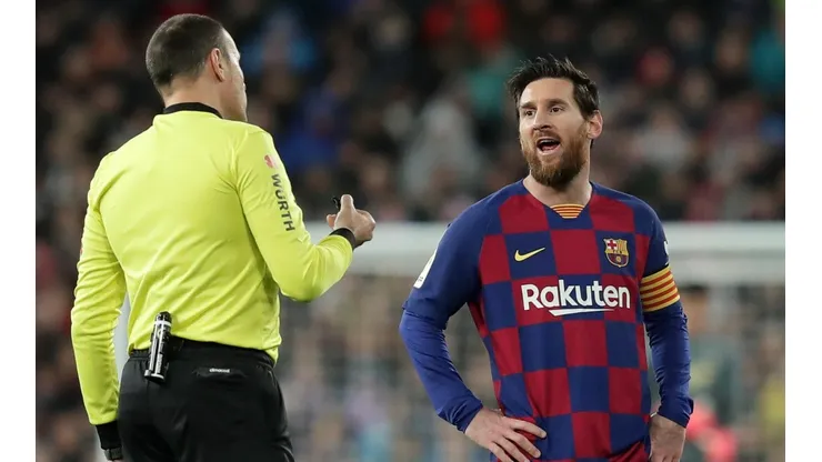 La Hoz y Messi, frente a frente en un partido del Barcelona.