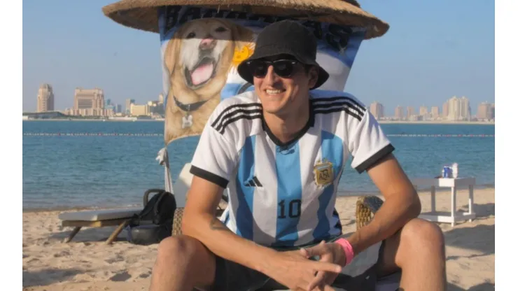 Fachu, el dueño de la famosa bandera del perro que sigue a la Selección Argentina.