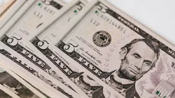 Los raros billetes de 5 dólares que se venden por un precio mucho mayor al suyo.