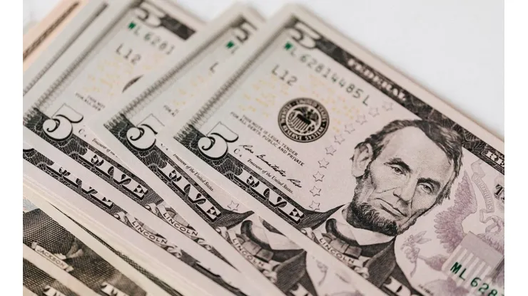 Los raros billetes de 5 dólares que se venden por un precio mucho mayor al suyo.