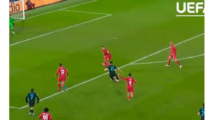 Toda Argentina con él: se viralizó un video de Lautaro haciéndole un golazo a Van Dijk